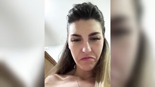 Ragazza italiana si sfonda il culo con dildo nero