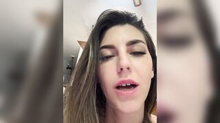 Ragazza italiana si sfonda il culo con dildo nero