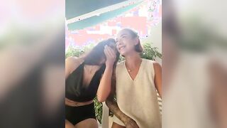 Amiche lesbicano sul balcone di casa