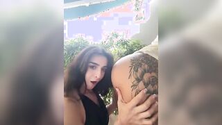 Amiche lesbicano sul balcone di casa