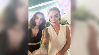 Amiche lesbicano sul balcone di casa