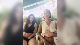 Amiche lesbicano sul balcone di casa