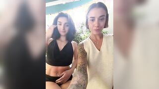 Amiche lesbicano sul balcone di casa