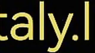 Mia moglie succhia un nero che la sfonda nei parcheggio