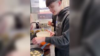 Incito a pranzo con inculata Trio gay italianao OF