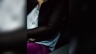 Il mio vicino di casa palpa senza decenza la troia di mia moglie