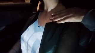 Il mio vicino di casa palpa senza decenza la troia di mia moglie