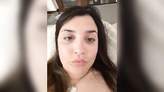 Morettina italiana tettona si masturba