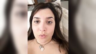 Morettina italiana tettona si masturba