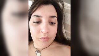 Morettina italiana tettona si masturba