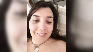 Morettina italiana tettona si masturba