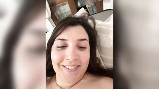 Morettina italiana tettona si masturba