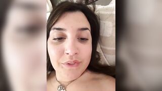 Morettina italiana tettona si masturba