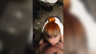 Puttana rumena fa un pompino nel bagno della palestra