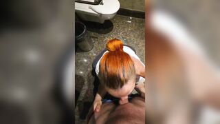 Puttana rumena fa un pompino nel bagno della palestra