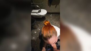 Puttana rumena fa un pompino nel bagno della palestra