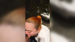 Puttana rumena fa un pompino nel bagno della palestra