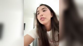 SI sputacchia sulle tette e lo succhia al suo fidanzato