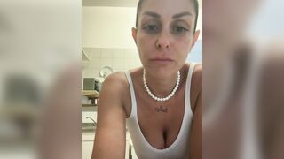 Pompino moglie dietro il bancone del bar