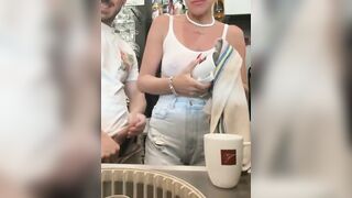 Pompino moglie dietro il bancone del bar