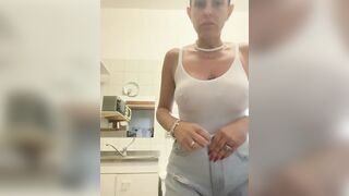 Pompino moglie dietro il bancone del bar