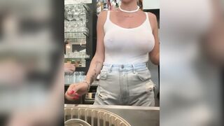 Pompino moglie dietro il bancone del bar