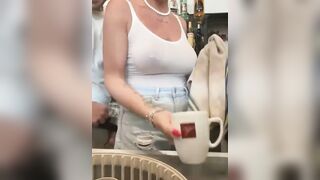 Pompino moglie dietro il bancone del bar