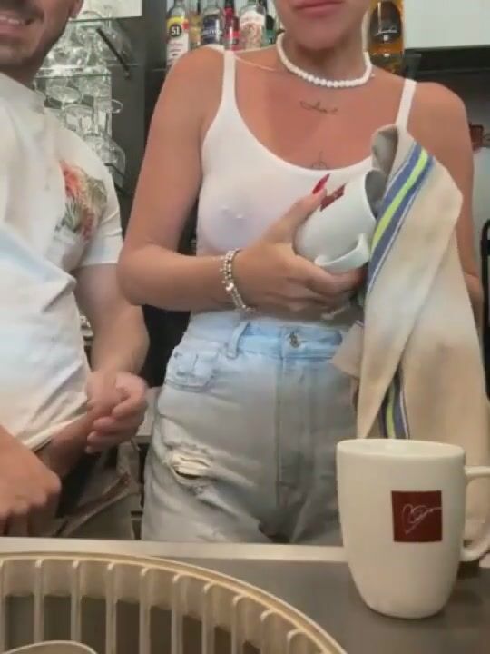 Pompino moglie dietro il bancone del bar