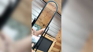 Ditalino allo specchio studentessa con plug anale