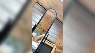 Ditalino allo specchio studentessa con plug anale