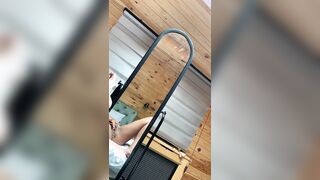 Ditalino allo specchio studentessa con plug anale