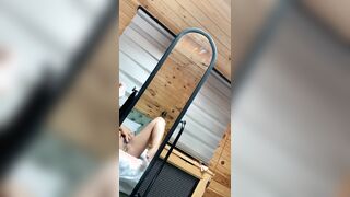 Ditalino allo specchio studentessa con plug anale