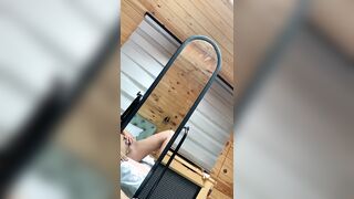 Ditalino allo specchio studentessa con plug anale