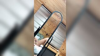 Ditalino allo specchio studentessa con plug anale