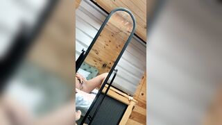 Ditalino allo specchio studentessa con plug anale