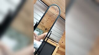 Ditalino allo specchio studentessa con plug anale