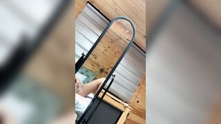 Ditalino allo specchio studentessa con plug anale