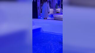 MILF scopata in jacuzzi e sborrata in bocca