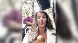 Coppia si masturba sotto un palazzo in pieno giorno