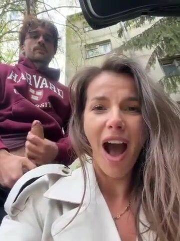 Coppia si masturba sotto un palazzo in pieno giorno