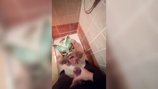 Mi scopa in doccia e mi viene in bocca