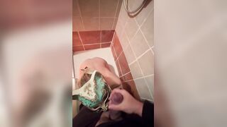 Mi scopa in doccia e mi viene in bocca