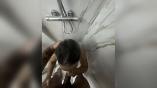 Pompino moglie italiana in vancaza nella doccia