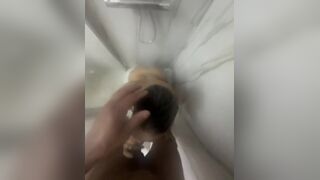 Pompino moglie italiana in vancaza nella doccia