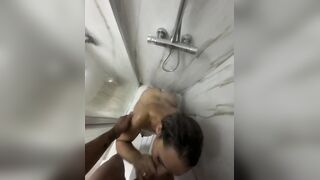 Pompino moglie italiana in vancaza nella doccia