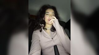 Turista si sditalina davanti al taxista facendoglielo venire duro