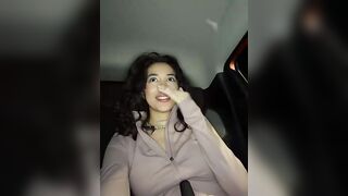 Turista si sditalina davanti al taxista facendoglielo venire duro