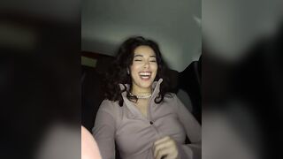 Turista si sditalina davanti al taxista facendoglielo venire duro