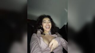 Turista si sditalina davanti al taxista facendoglielo venire duro