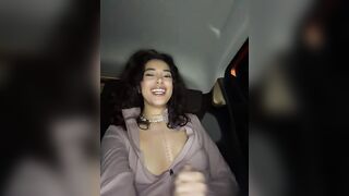 Turista si sditalina davanti al taxista facendoglielo venire duro